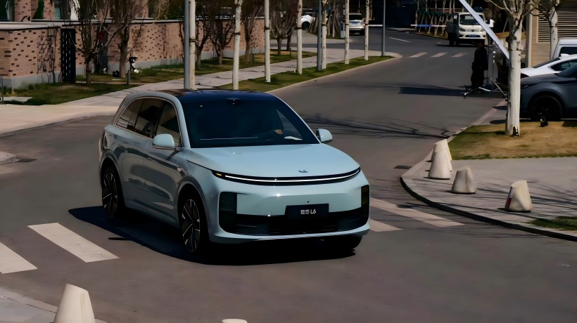 Officialis imagines novi idealis l6 faciam eorum debut ad Shanghai Auto ostende. Eam mos capere novam, novum lidar et in upgraded chip.
