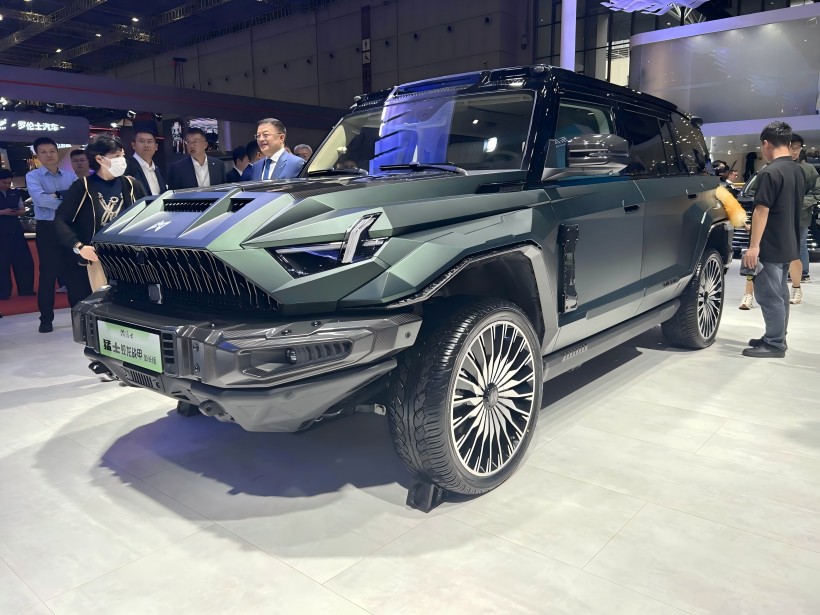 MMXXV Shanghai Auto Show: Quod Mengshi CMXVII Jiaolong proelium Armor Long - wheelbase Edition is priced at 1.098 decies Yuan et limited ad CXCIX unitates.